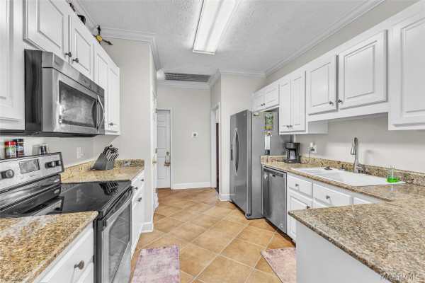 586 INGLESIDE Way