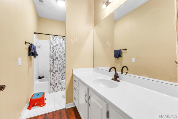 1400 MIDLANE Court