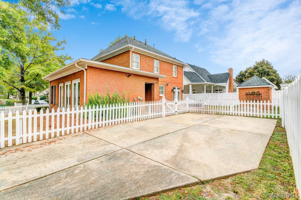 8141 Oak Alley