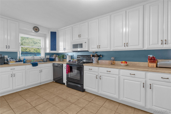 1527 PINERIDGE Court
