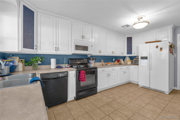 1527 PINERIDGE Court