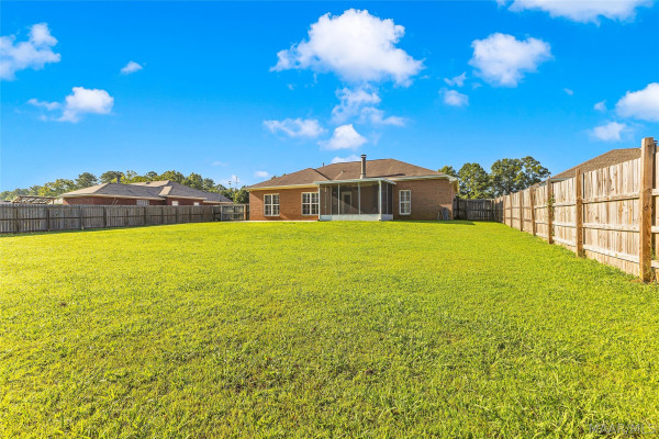 586 INGLESIDE Way