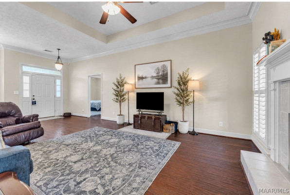 586 INGLESIDE Way