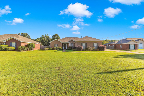 586 INGLESIDE Way
