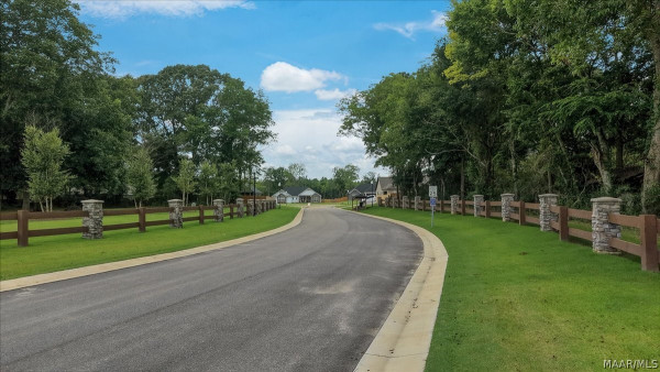 652 Lorie Lee Loop