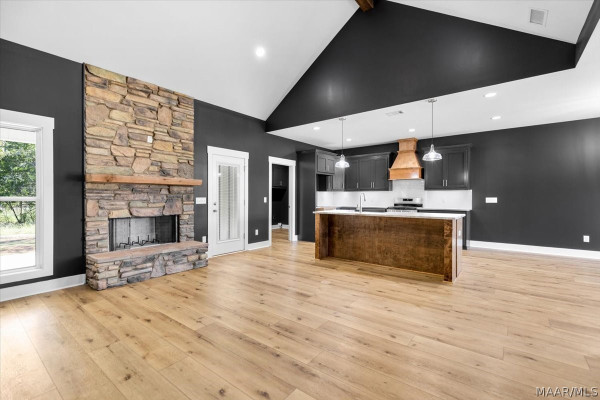 652 Lorie Lee Loop
