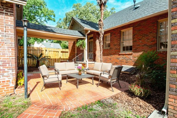 1355 Magnolia Curve