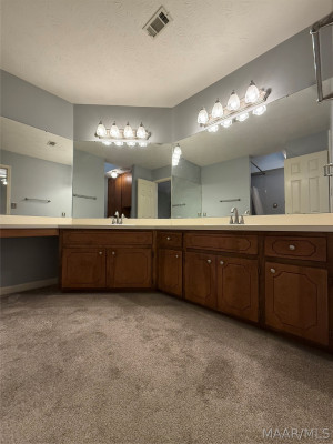 900 Lakeview Court