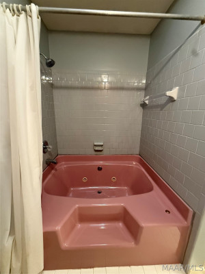 900 Lakeview Court