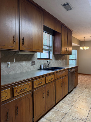 900 Lakeview Court