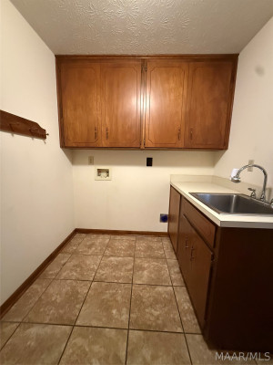 900 Lakeview Court