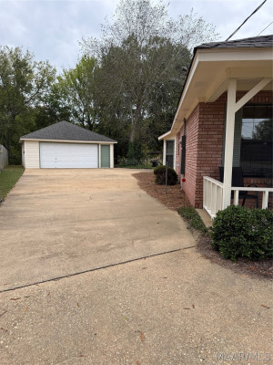 900 Lakeview Court