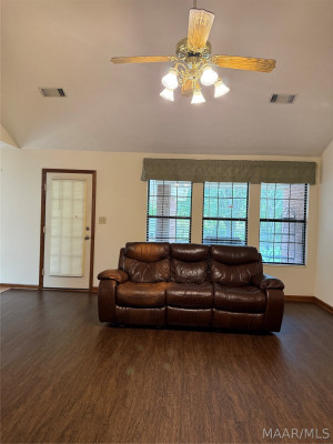 900 Lakeview Court